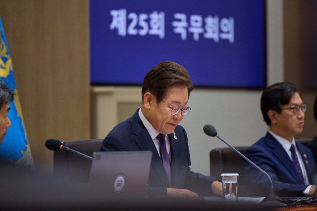 이재명 대통령이 10일 자신의 페이스북에 게시한 사진. 국무회의를 주재하는 모습이 담겨있다. 이 대통령 페이스북 화면 캡처.